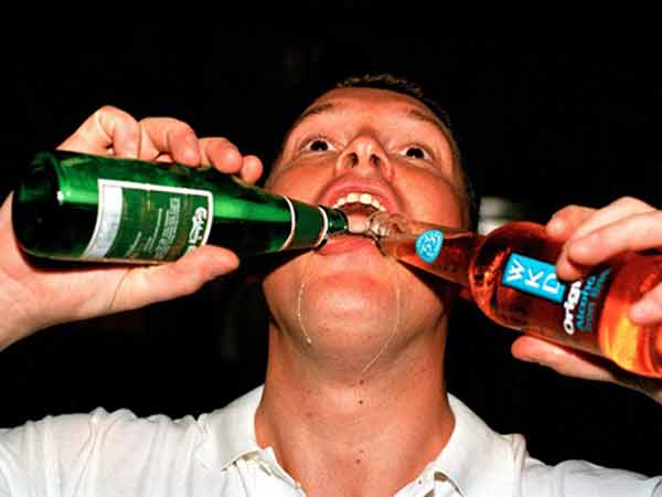 Tránh xa rượu bia ngăn chặn yếu tinh trùng nam
